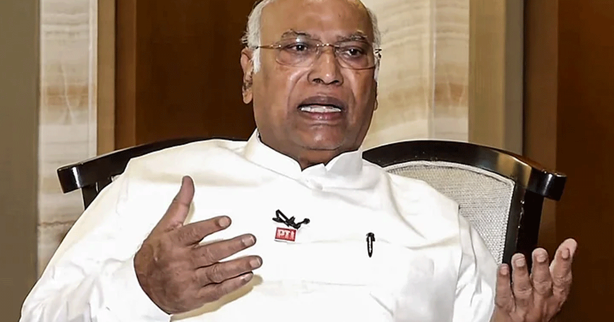 'അന്താരാഷ്ട്ര വിപണിയിൽ വില ഇടിഞ്ഞിട്ടും രാജ്യത്ത് ഇന്ധനക്കൊള്ള; ജനങ്ങളെ കൊള്ളയടിക്കുന്നതാര്'?; മോദി സർക്കാരിനോട് മല്ലികാർജുൻ ഖാർഗെ