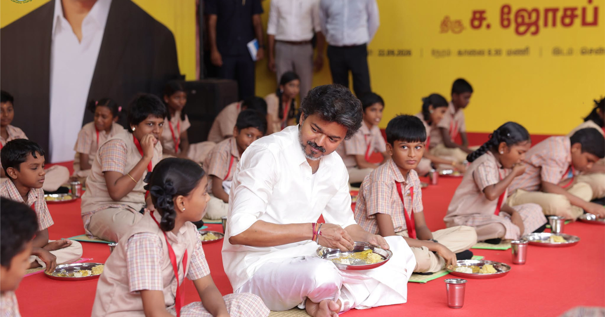 തമിഴ്നാട്ടിലെ സ്‌കൂൾ പ്രഭാതഭക്ഷണ പദ്ധതി വിപുലീകരിച്ചു; വിദ്യാർഥികൾക്കൊപ്പം ഭക്ഷണം കഴിച്ച് മുഖ്യമന്ത്രി വിജയ്