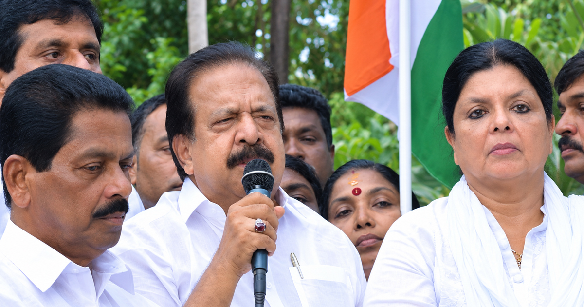 ഇന്ത്യൻ ജനാധിപത്യം പിച്ചിചീന്താൻ അനുവദിക്കില്ലെന്ന് ആഭ്യന്തര മന്ത്രി രമേശ് ചെന്നിത്തല; ഗ്യാനേഷ് കുമാറിനെതിരെ ലോക്ഭവനിലേക്ക് പ്രതിഷേധ മാർച്ച് നടത്തി കോണ്‍ഗ്രസ്